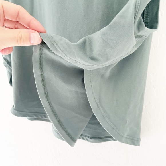 90 Degree split hem active crop top size small - Picture 2 of 4